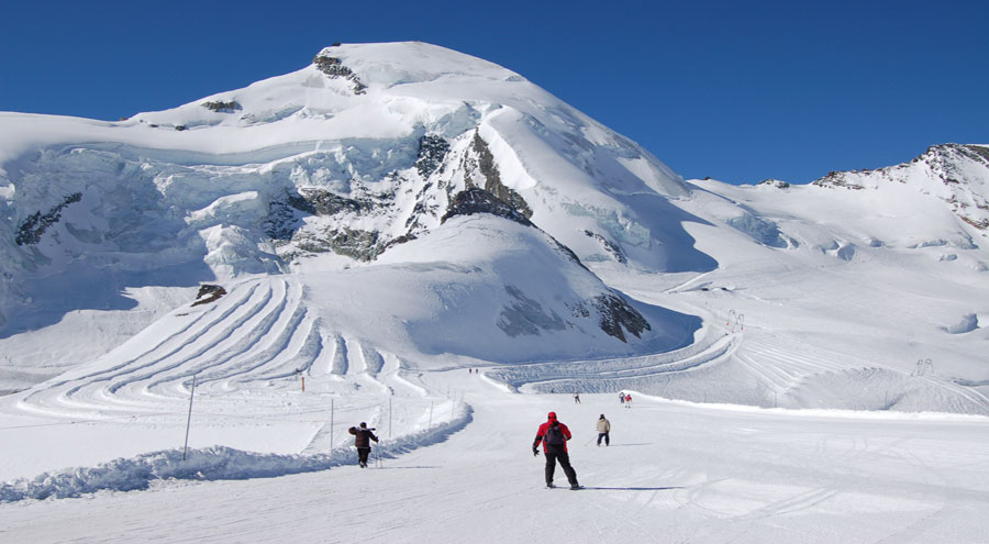 people skiing on kufri mountain