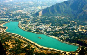 aerial view of sundernagar lake and its city