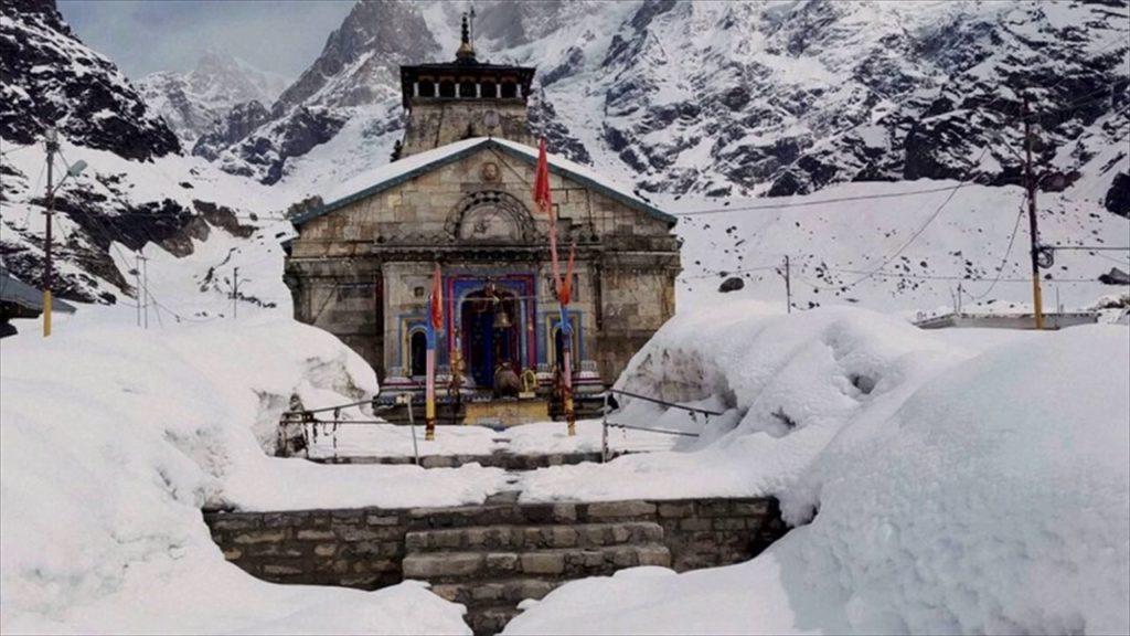 kedarnath temple surrounding covered in snow