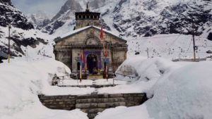 kedarnath temple surrounding covered in snow