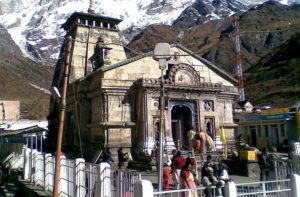 people visiting kedarnath temple