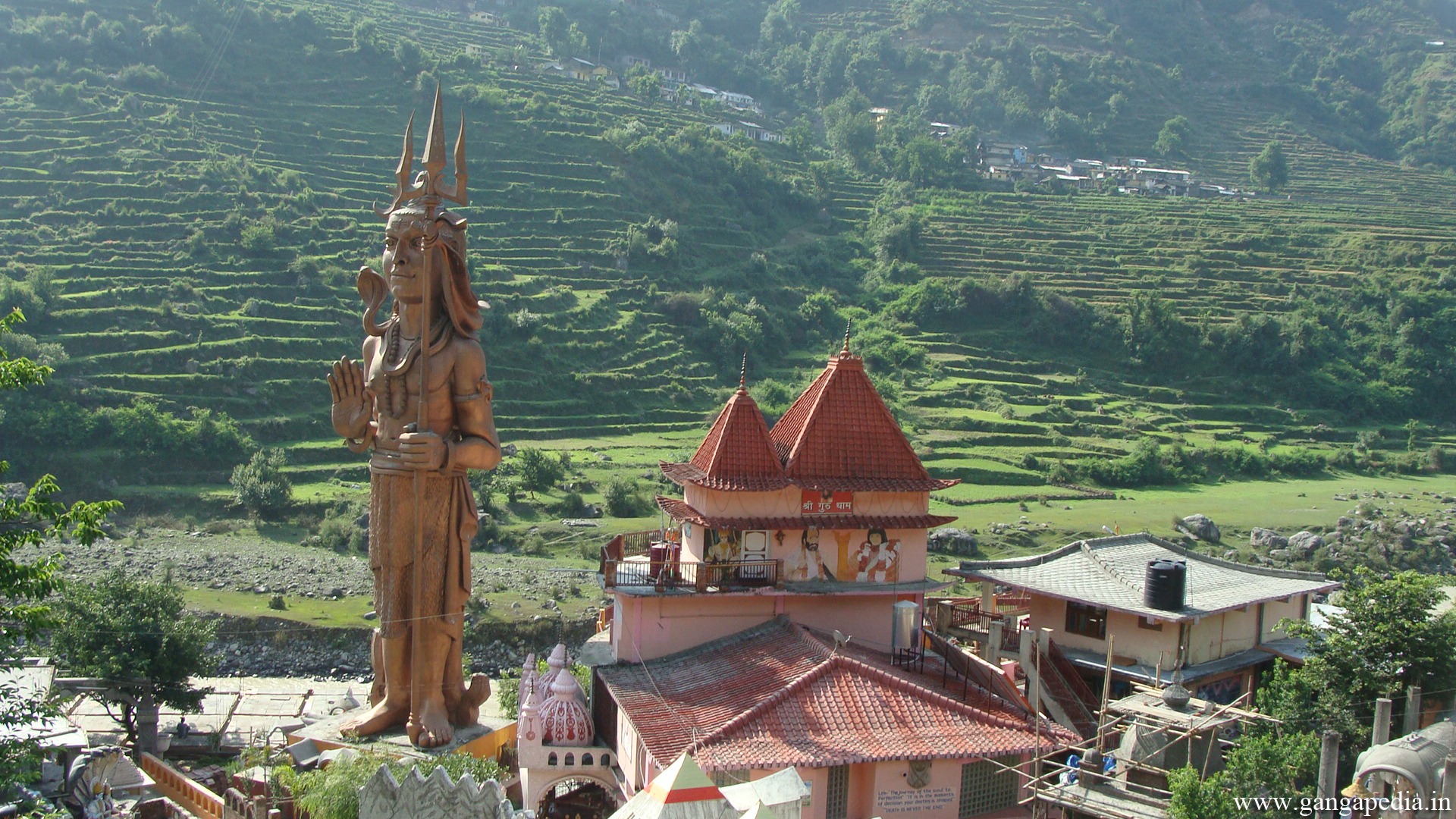 uttarkashi temple and mountains on the background